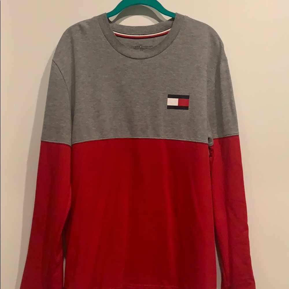A men’s Tommy Hilfiger sweater
